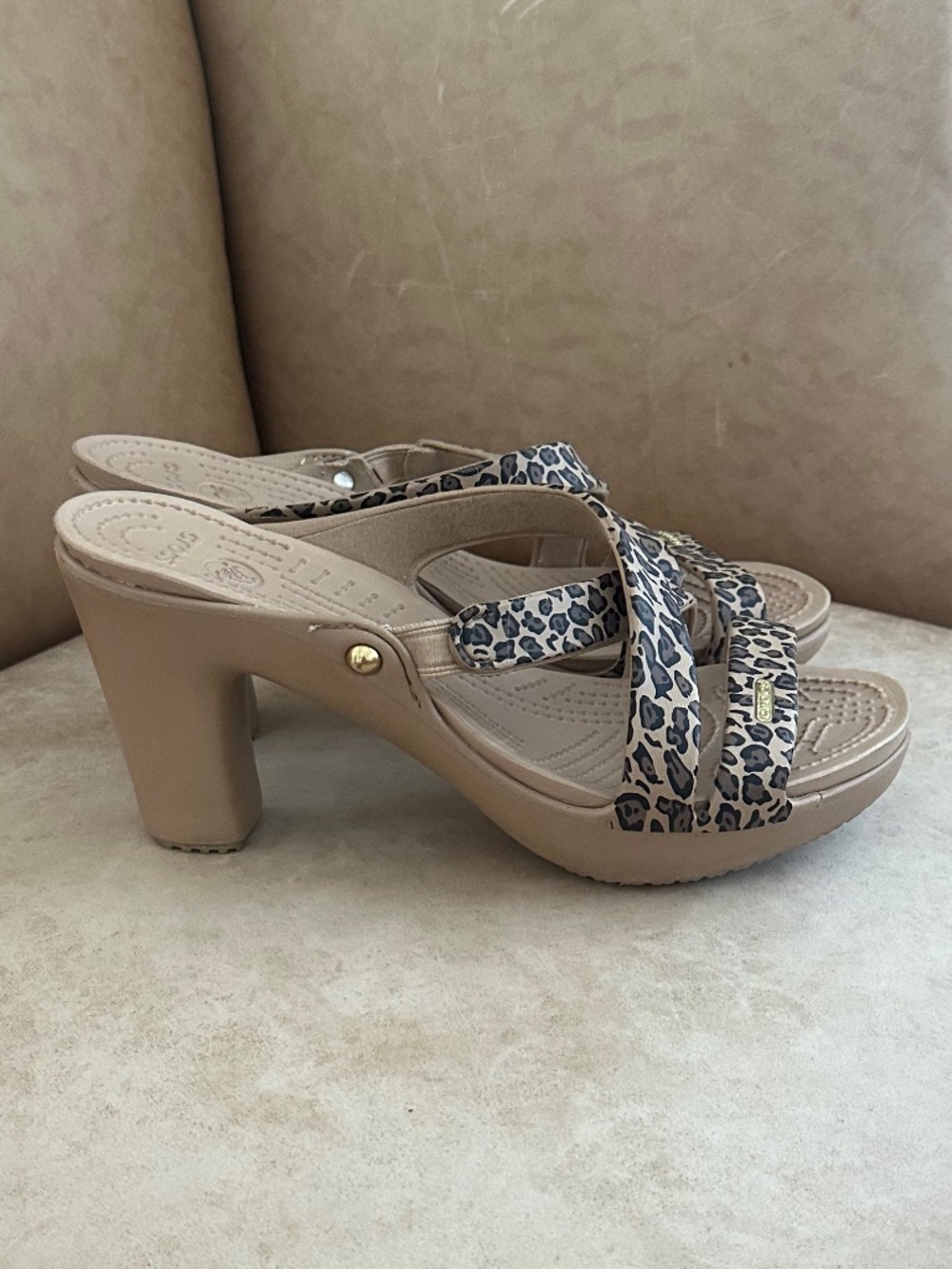CROCS Cyprus IV Leopard Heel Sandals 9 Casual Lightweight Comfy Limited-Edition